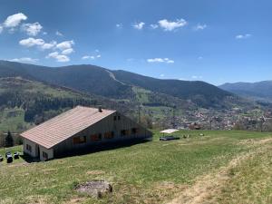 比桑的住宿－Gîte Le Larcenaire, Bussang，山丘顶部的谷仓,山丘背景