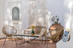a dining room with a table and chairs and plates on the wall at B&B Il Sogno in Anacapri