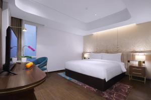 Postel nebo postele na pokoji v ubytování Atria Hotel Gading Serpong