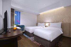 Postel nebo postele na pokoji v ubytování Atria Hotel Gading Serpong