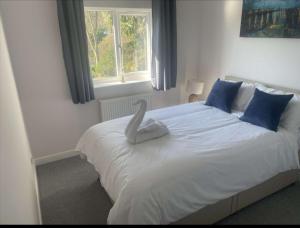 1 dormitorio con 1 cama blanca grande y ventana en A beautiful house in a scenic town location. en Louth