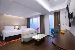 Postel nebo postele na pokoji v ubytování Atria Hotel Gading Serpong
