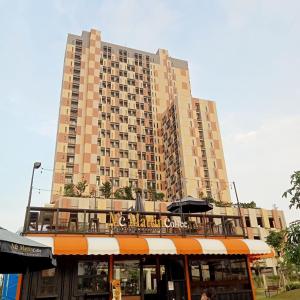 a large building with a restaurant in front of it at Apartemen Sayana Harapan Indah in Tambun-lobangbuaja