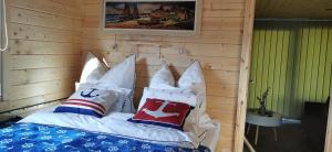 a bedroom with a bed with pillows on it at Hausboot Wilhelmshaven - Traum Unterkunft an der Jade in Wilhelmshaven