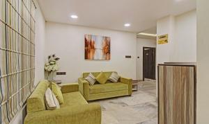 uma sala de estar com dois sofás e uma televisão em Treebo Trend The Boss em Nagpur