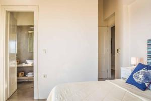 Posteľ alebo postele v izbe v ubytovaní Kaminia Beach Villa