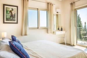 Posteľ alebo postele v izbe v ubytovaní Kaminia Beach Villa
