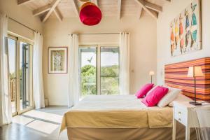 Posteľ alebo postele v izbe v ubytovaní Kaminia Beach Villa
