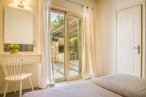 Posteľ alebo postele v izbe v ubytovaní Kaminia Beach Villa