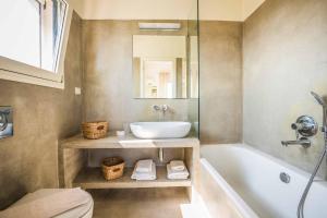 Kúpeľňa v ubytovaní Kaminia Beach Villa