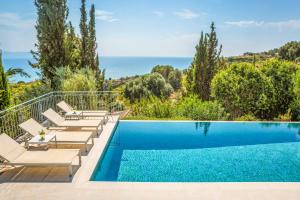 Bazén v ubytovaní Kaminia Beach Villa alebo v jeho blízkosti