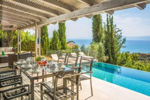 Bazén v ubytovaní Kaminia Beach Villa alebo v jeho blízkosti