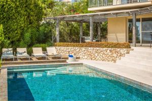 Bazén v ubytovaní Kaminia Beach Villa alebo v jeho blízkosti