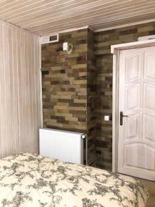 1 dormitorio con cama y puerta blanca en Зимова казка, en Tatariv