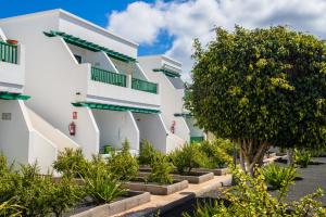 un edificio con delle piante di fronte di Moya a Tías