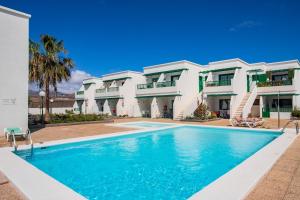 una piscina di fronte a un edificio di Moya a Tías