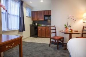 A kitchen or kitchenette at Federal City Inn & Suites