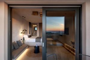 Vannituba majutusasutuses North Santorini - A Luxury Spa Hotel