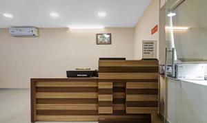 een keuken met houten scheidingswanden in een kamer bij Treebo Trend Pride Inn Botanica in Hyderabad