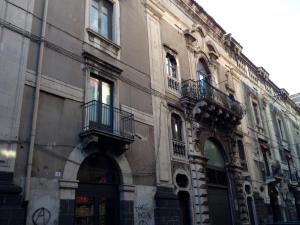 - un bâtiment avec des balcons sur le côté dans l'établissement Loft Piazza Università, à Catane