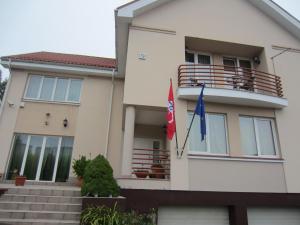 dom z dwoma flagami przed nim w obiekcie VGH accommodation services w Wilnie