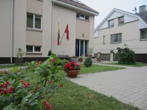 un edificio con dos banderas a un lado en VGH accommodation services, en Vilna