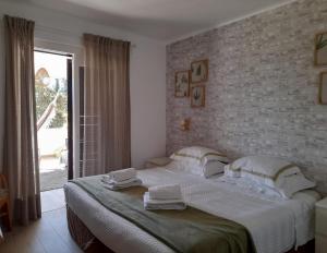 um quarto com uma cama grande e uma parede de tijolos em ExcelStay - Balaia em Albufeira