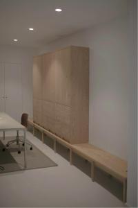 um quarto com um armário de madeira e uma mesa em HOTEL LA FONDA B&B em Tarazona de Aragón
