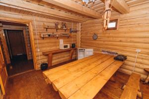 drewniany pokój z drewnianym stołem w kabinie w obiekcie Садиба Віват w mieście Orawczyk