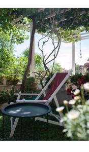 einen Stuhl und einen Tisch auf einer Terrasse in der Unterkunft Romantic Stone- Studio apartman in Omiš