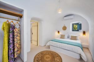 1 dormitorio con 2 camas en una habitación en Mystagoge Retreat with subterranean pool/jacuzzi en Vóthon