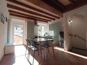 a kitchen with a table and chairs in a room at Elicriso Apartment Affittacamere in Borzonasca