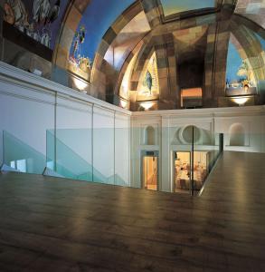 une pièce vide avec un sol en verre dans un bâtiment dans l'établissement NH Zamora Palacio del Duero, à Zamora