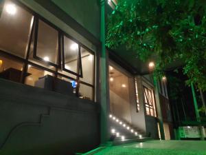 Sooriya Wessagiri Resort في أنورادابورا: مبنى به اضاءه في الليل