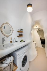 Ванная комната в Mystagoge Retreat with subterranean pool/jacuzzi