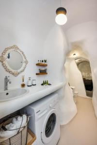 Fotografie z fotogalerie ubytování Mystagoge Retreat with subterranean pool/jacuzzi v destinaci Vóthon