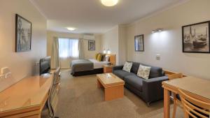 A seating area at Quality Inn Swan Hill