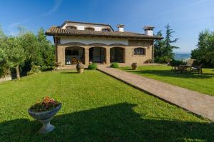 una casa con un jarrón delante de un patio en Villa Mery sui colli della riviera di Rimini, en Mondaino