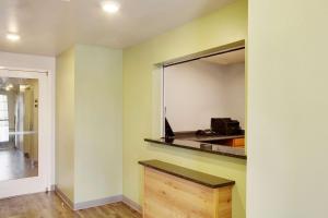 Cucina o angolo cottura di WoodSpring Suites Conroe