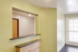 uno specchio su un muro in una stanza di WoodSpring Suites Conroe a Conroe