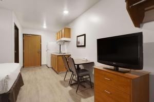 TV o dispositivi per l'intrattenimento presso WoodSpring Suites Conroe