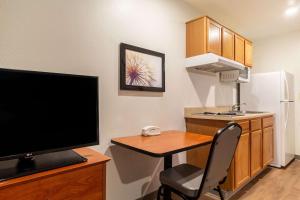 Cucina o angolo cottura di WoodSpring Suites Conroe
