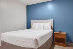 Letto o letti in una camera di WoodSpring Suites Conroe
