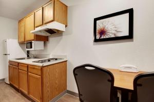Cucina o angolo cottura di WoodSpring Suites Conroe