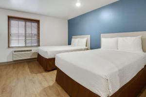 Letto o letti in una camera di WoodSpring Suites Conroe