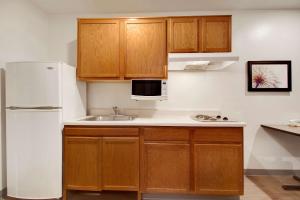Cucina o angolo cottura di WoodSpring Suites Conroe
