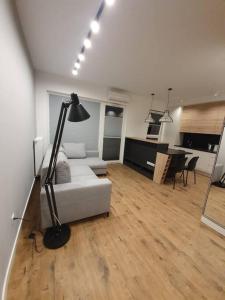Kuchyňa alebo kuchynka v ubytovaní VIP Apart Bielany przy metrze