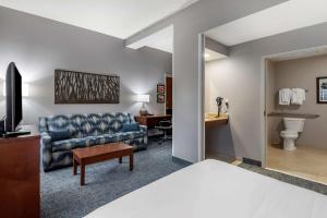 Llit o llits en una habitació de Comfort Suites near Birkdale Village- Huntersville