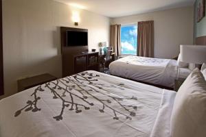 Llit o llits en una habitació de Sleep Inn & Suites
