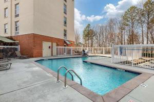 a swimming pool in front of a building at Comfort Suites near Birkdale Village- Huntersville in Huntersville